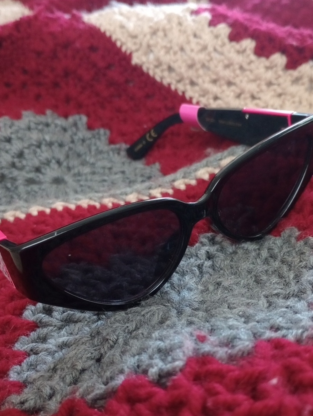 NWT BETSEY JOHNSON Black Sunglasses with Pink Floral Arms